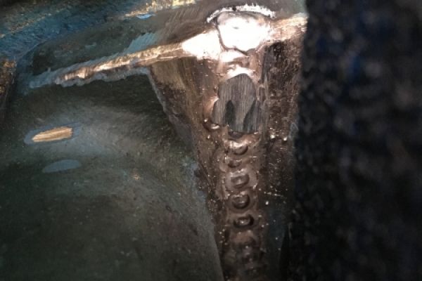 Geschweisster/reparierter Motorhalter